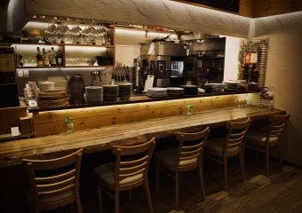 大倉山の坂の上で、夫婦が奏でるアットホームなビストロのひとときを。