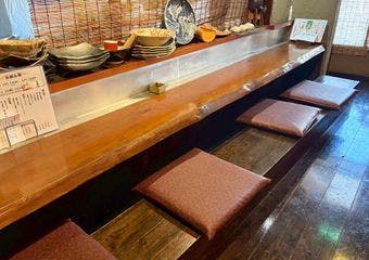 臨場感あるオープンキッチンと掘りごたつ席で、四季折々の本格和食を愉しめる店