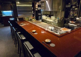 落ち着いた空間で、黒毛和牛の鉄板焼きと新鮮な鮮魚を堪能できる特別なひとときを