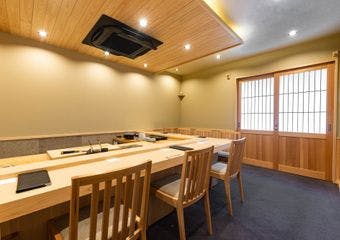 隠れ家の趣漂う空間で、鮮度抜群のネタと職人技が織り成す寿司を愉しむ