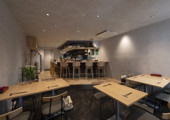 炭火の香りに包まれた隠れ家で、旬の食材と自然派ワインを心ゆくまで堪能できる三茶のイタリアン