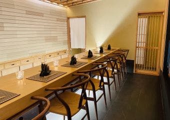 食に関わる多くの人の想いを受け取り、その温もりを一皿に映して、お客様のもとへと届けています。