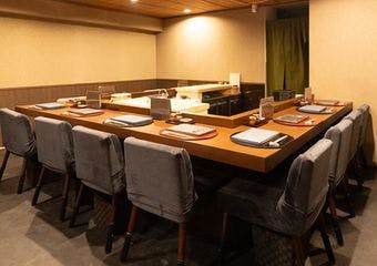 熟練職人の技が光る本格鮨を、豊洲市場から厳選したネタで贅沢に味わう贅沢なひとときを