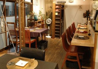 住宅街の中の静かな古民家割烹で、銀鮭が主役の料理を堪能。常時約70種の銘酒で酒好きも唸る知る人ぞ知る一軒。　デートや接待に最適な上質空間。