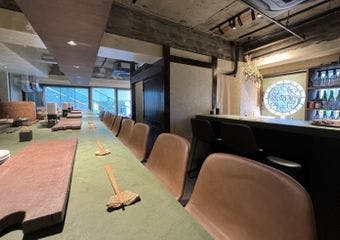 渋谷の隠れ家で味わう炙りサバ棒鮨と珠玉の小皿料理を心ゆくまで