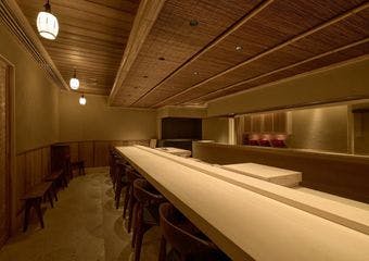 和庭園のアプローチを抜けて味わう、瞬間を楽しむ洗練された料理