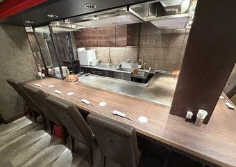 鉄板職人の技と厳選素材が織りなす、五感で楽しむカジュアル鉄板焼き