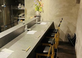 京橋駅から徒歩3分、気軽さと上質さをあわせ持つ「大衆モダン割烹」がテーマのお店です。