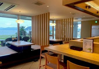 【天橋立】海を眺めながら、地元の海の恵みを丁寧に握るひととき。窓一面に広がるオーシャンビュー。