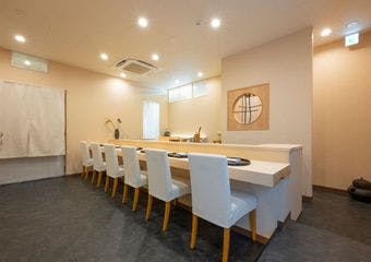 檜カウンターで味わう銀座の本格鮨