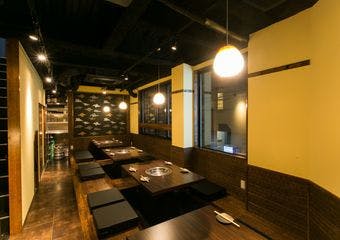 厳選された極上肉を囲み、特別なひとときを過ごす至福の空間