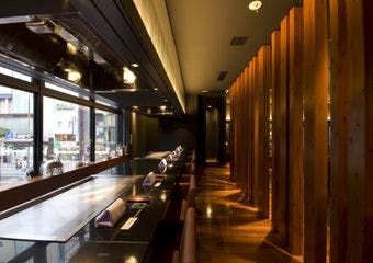 目の前で焼き上げる宮崎牛の贅沢なひとときを、落ち着いた個室で心ゆくまで堪能ください