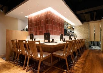 和モダンの空間で焼き鳥と薬膳鍋を心ゆくまで堪能