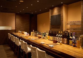 魚菜串を中心とした粋な魚料理まで、多彩なシーンに対応する和食処で、季節の美味しさを落ち着いた和の空間でお楽しみください。