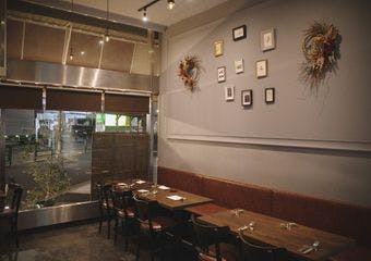 旬の食材を使った月替わりコースとナチュラルワインを中心としたペアリングがおすすめ。