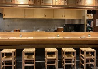 金沢の台所で味わう、職人技が光る本格鮨を肩肘張らずに楽しむ至福の時間