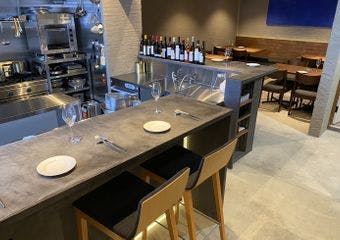 新大塚の隠れ家ビストロで、世界中のワインと季節の味を心ゆくまで堪能