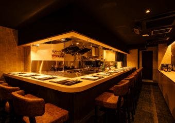 神戸牛の美味しさを五感で体験いただける“肉の劇場”をコンセプトに、香り・音・演出を重視したダイニング空間を提供します。