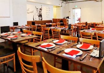 豪快な塊肉を目の前でアツアツの状態でご提供。専用マシーンの高温低温の火を使い分ける事により、カットした際に肉汁が滴るほどの絶妙な焼き加減。