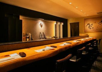 旬のつまみと寿司で心に残る美食体験を、福岡の特別な空間で