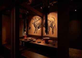 選び抜かれた和牛を極上の炭火焼で堪能。落ち着いた個室で贅沢な時間を。