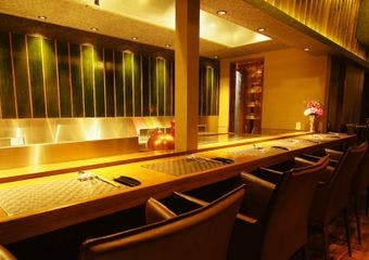 炭火の魔法で極上の肉をじっくりと焼き上げ、カリカリとした食感とふわっと広がる旨みを堪能