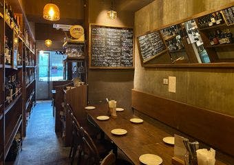 立ち飲みで楽しむ本格フレンチ、心地よい下町ビストロの魅力をお届けします