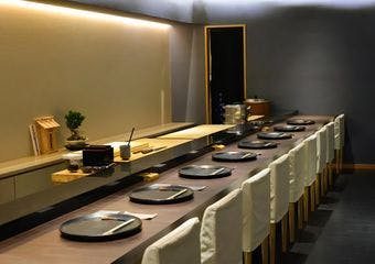 「鮨ひじり」で培った技術と心を受け継ぐ当店では、上質な鮨をリーズナブルにお楽しみいただけます。