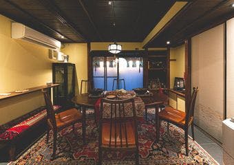 Gibier MIYAMAセカンドライン。京都府の山間部、美山町から届く上質のジビエ料理を立ち飲みで味わう。