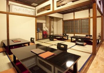 小庭園を抜けると広がる古風な美の空間で、職人技の鰻膳を心ゆくまで堪能