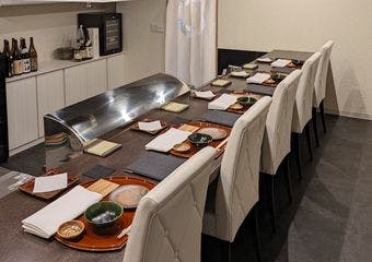 季節の食材を使った天ぷらを職人が揚げる、落ち着いた雰囲気の飯田橋の天ぷら専門店。