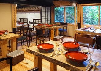 宿根木の歴史が紡ぐ器で、忘れられない一皿をお届けします