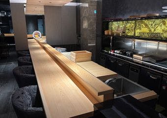 六本木で確かな経験を積んだ大将が贈る、ハレの日を祝う一貫。
記念日やアニバーサリーにもおすすめの一軒です。