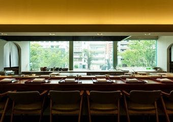 兄弟の共演。光と景色が彩る、和食と鮨の舞台。
