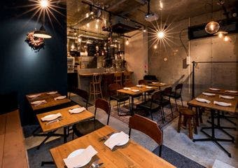 江戸川橋の隠れ家ノーヴェで、窯焼きピッツァと豊富なワインを堪能