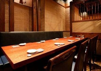 水郷赤鶏の香ばしさと希少部位の贅沢な味わいを堪能できる本格炭火焼鳥店