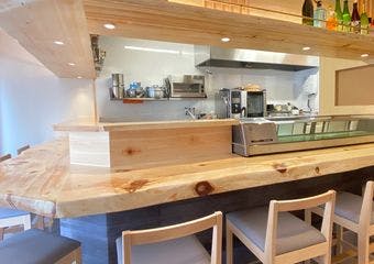 三ノ宮駅すぐ。旬の魚と職人技を気軽に楽しめる場所。
カウンターでもテーブルでも、肩ひじ張らずに美味しい時間を。