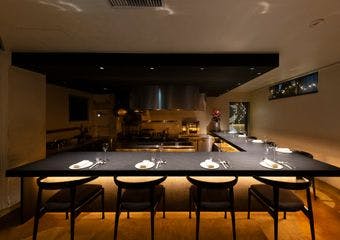 「シュン～旬と瞬」 旬の食材の「旬」と、その旬の美味しさを最大限に引き出した瞬間の「瞬」。岸本直人の集大成となるカウンターレストラン