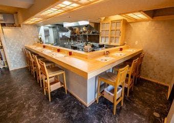 浅草駅すぐ、新鮮旬魚の絶品海鮮丼を、心温まる空間でじっくり味わう