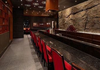 【大阪・中之島フェスティバルタワー 2F】カウンター席では、目の前で揚げられる天ぷらを楽しめます。