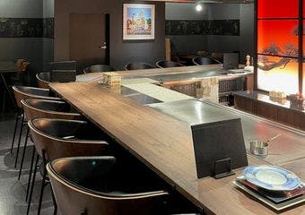 和モダンの贅沢空間で、シェフが厳選した黒毛和牛を目の前で焼き上げる至福のステーキ体験