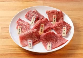 仙台牛の真髄をカウンターで味わう贅沢時間、神田駅からすぐの焼肉笑へ