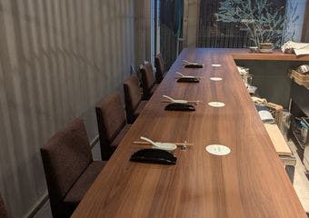 中津の静かな路地に佇む中国料理店。カウンター8席だけの特別な空間で、旬の食材を生かしたお料理をお届けいたします。