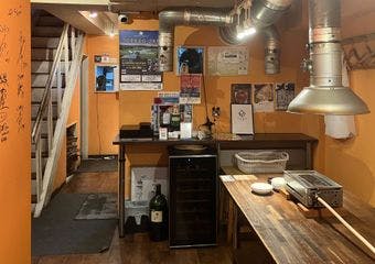 塚本西口徒歩1分の隠れ家で、選び抜かれたお肉とワインの絶妙なマリアージュを楽しむ