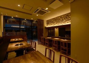 オーナーこだわりの厳選した近江牛や国産牛の内臓肉の旨味や香りをおまかせコースで楽しむ。