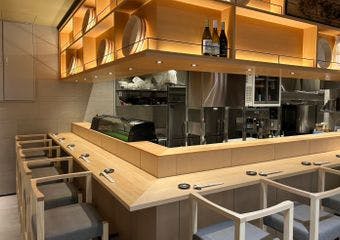 質は高く、敷居は低く。確かな技で握る江戸前鮨と、利き酒師が厳選した日本酒を堪能。