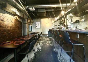 黒を基調にしたスタイリッシュな空間で、ソムリエ厳選のワインと創作イタリアンを堪能