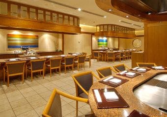 新鮮な素材をお客様の目の前でシェフが焼き上げる至福のひととき。