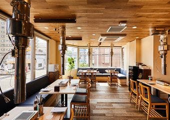 駅近で楽しむ極上黒毛和牛と希少オレンジワインの絶妙なマリアージュ