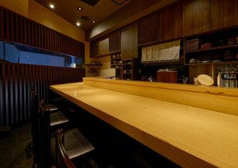 熟練の技が織り成す鮨と心尽くしのおもてなし。